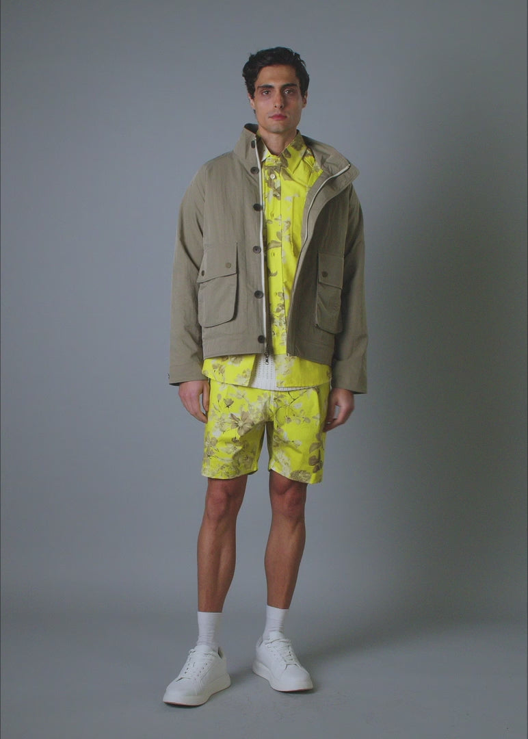 Men’s vacation reversible jacket with bold tropical print – Resortwear fashion capturing the White Lotus effect